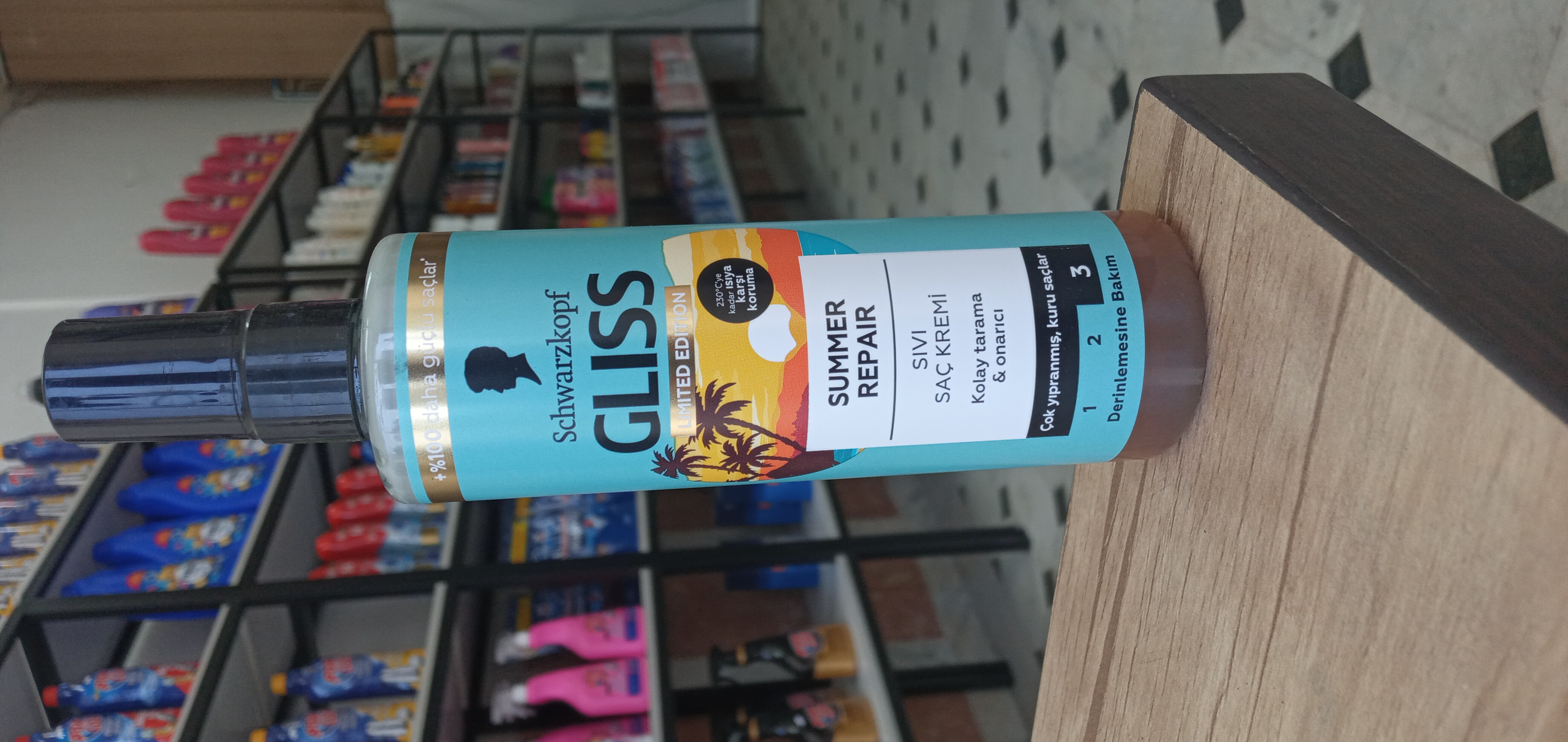 اسپری موی دوفاز GLISS مدل SUMMER REPAIR مناسب موهای بسیار آسیب دیده و خشک